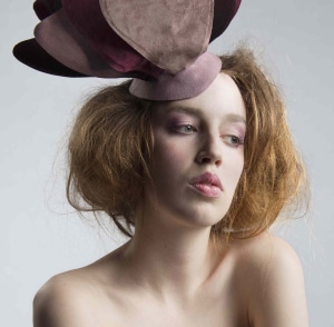 Junge Frau mit Hut und Makeup