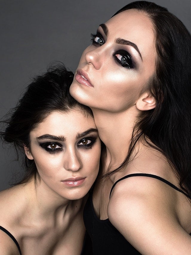 2 Frauen mit dunklem Makeup